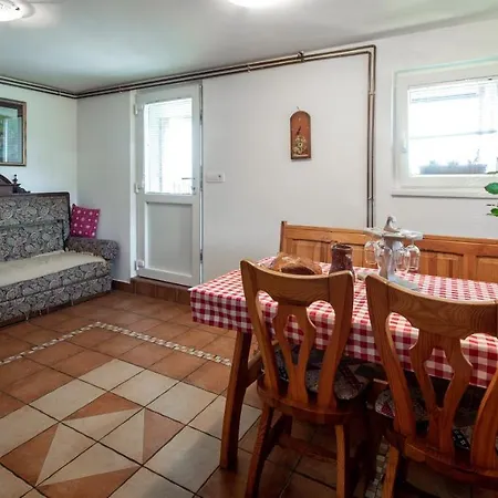 Zidanica Krstinc * Straza