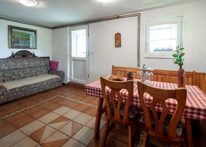 Zidanica Krstinc * Straza